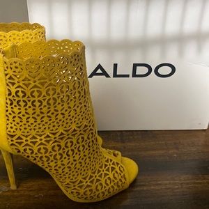 Yellow one toe heels